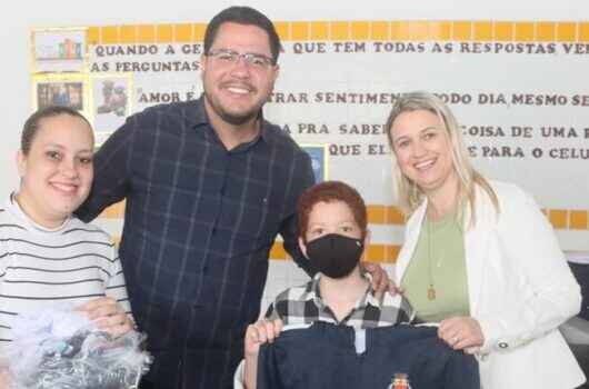Caraguatatuba inicia entrega de mais de 21 mil kits de uniforme escolar Caraguatatuba inicia entrega de mais de 21 mil kits de uniforme escolar