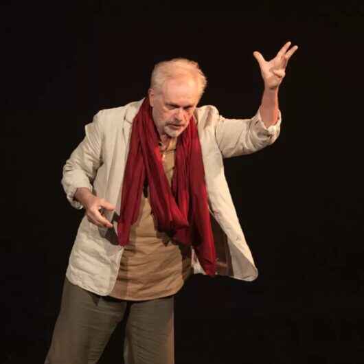 ‘Caim’, adaptação teatral de José Saramago, é atração no Teatro Mario Covas