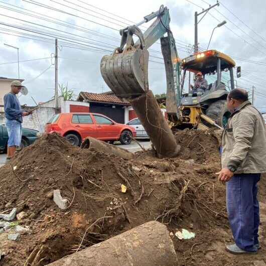 Prefeitura de Caraguatatuba troca tubos na Rua Benedito Cruz, no Barranco Alto