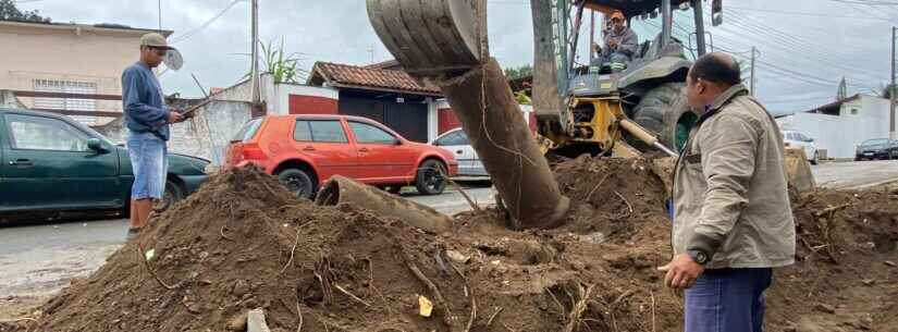 Prefeitura de Caraguatatuba troca tubos na Rua Benedito Cruz, no Barranco Alto