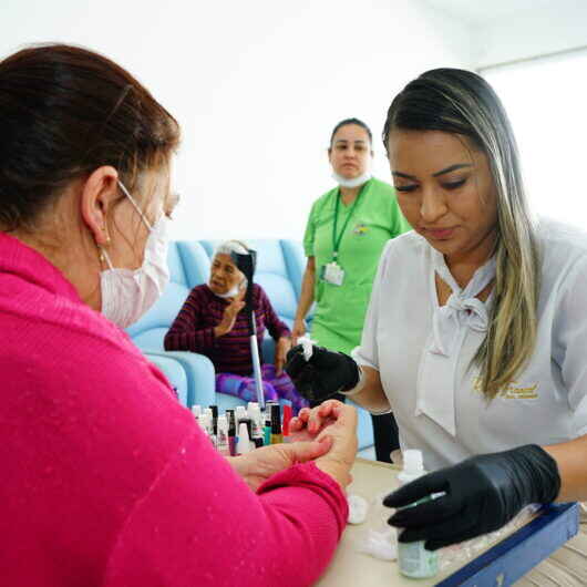 Ciapi de Caraguatatuba promove embelezamento das mãos para idosas e PcD usuárias do Centro Dia