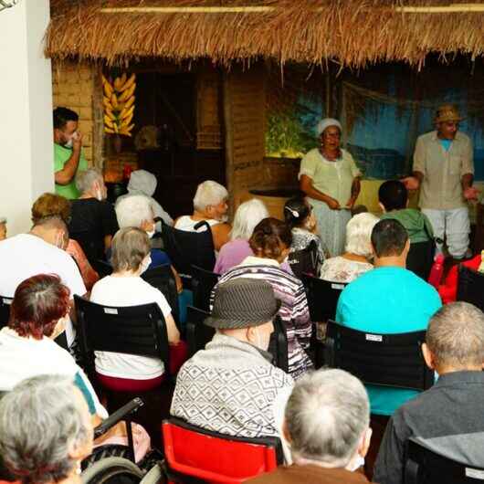 Usuários do Centro Dia do Ciapi tem visita especial no Museu de Arte e Cultura de Caraguatatuba