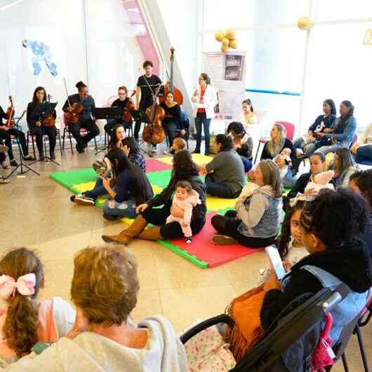 ‘Hora do Mamaço’ reúne cerca de 100 participantes em shopping de Caraguatatuba