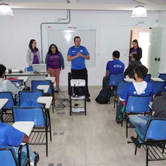 Agosto Lilás: Integrantes da Guarda Mirim de Caraguatatuba assistem palestra sobre Lei Maria da Penha