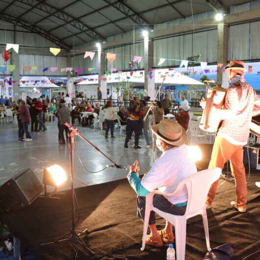 Muita animação e dança marcam a Festa Julina do Ciapi Caraguatatuba embalada pelo Trio Luar