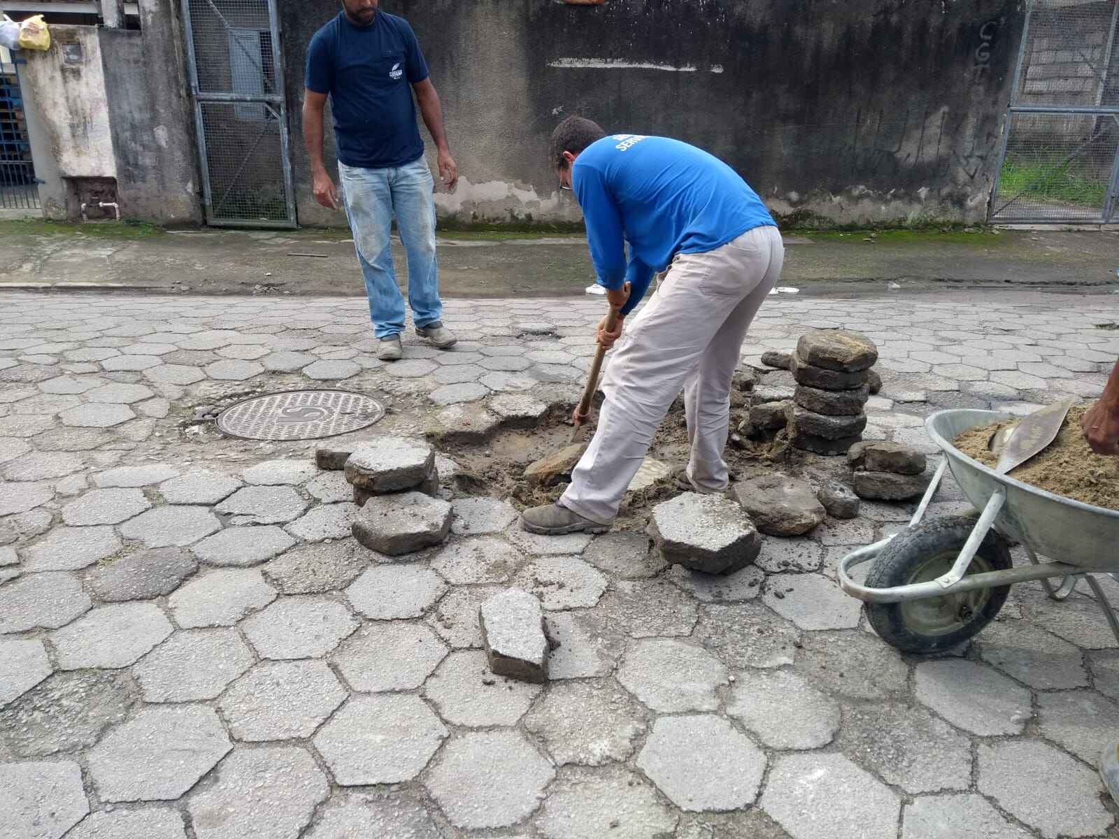 Prefeitura de Caraguatatuba realiza manutenção de bloquetes em vias do município