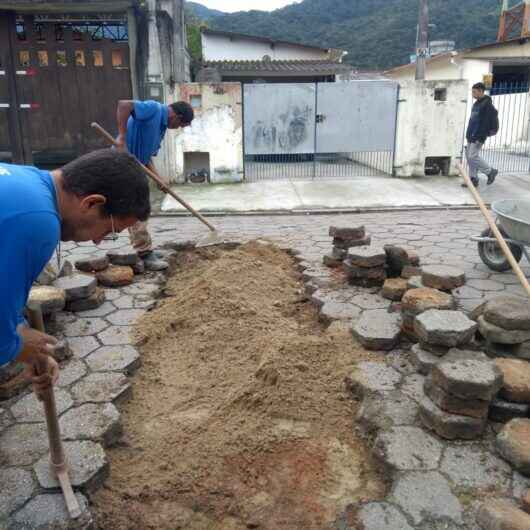 Prefeitura de Caraguatatuba realiza manutenção de bloquetes em vias do município