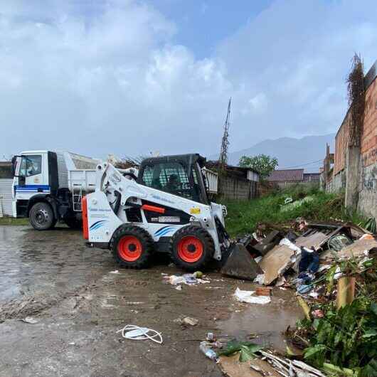 Prefeitura de Caraguatatuba retira resíduos e realiza limpeza de valas na Região Sul