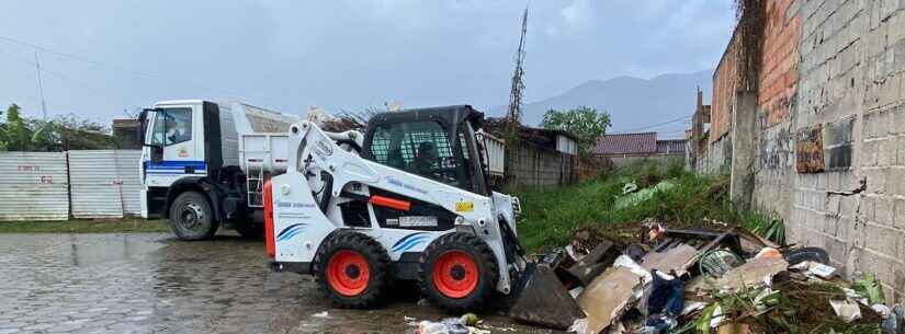 Prefeitura de Caraguatatuba retira resíduos e realiza limpeza de valas na Região Sul