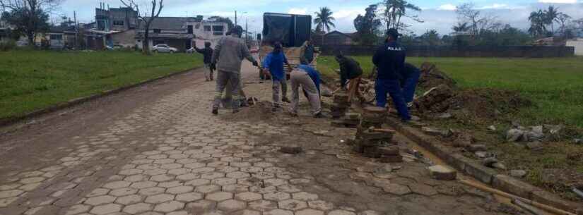 Prefeitura de Caraguatatuba recupera bloquetes na Rua Urias de Oliveira Macedo, na região norte