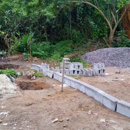 Prefeitura de Caraguatatuba notifica quatro obras irregulares no bairro Rio do Ouro