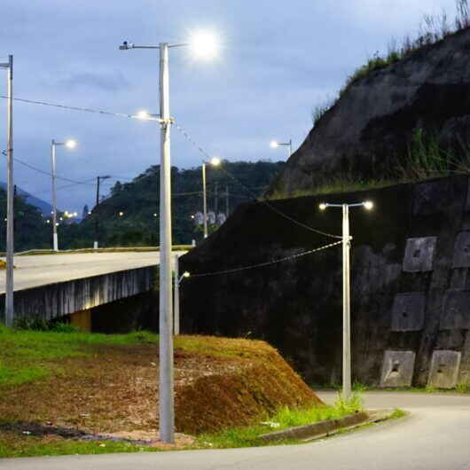 Prefeitura de Caraguatatuba ilumina retorno do bairro Casa Branca, na região norte