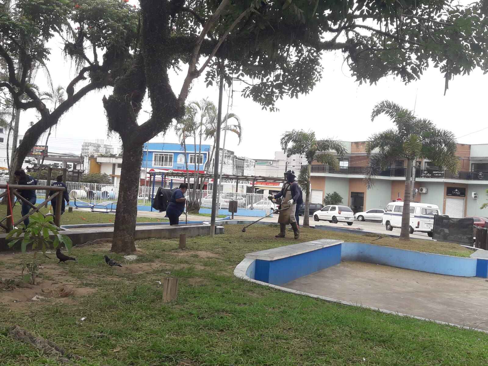 Praças de Caraguatatuba recebem manutenção e limpeza