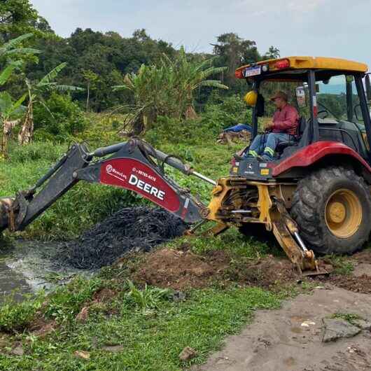 Mesmo na chuva, equipes garantem limpeza e manutenção na Região Sul de Caraguatatuba