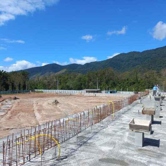 Prefeitura de Caraguatatuba avança nas obras do Campo de Futebol do Perequê-Mirim