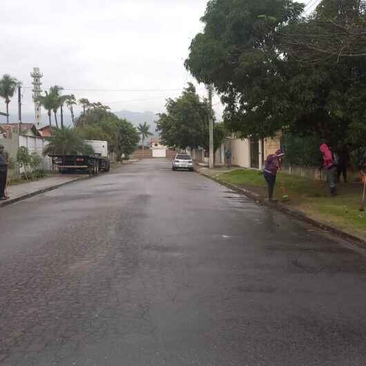 Itaúna, Aruan, Jardim Jaqueira e praças do Centro recebem limpeza em Caraguatatuba