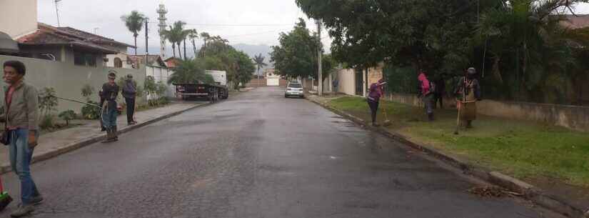 Itaúna, Aruan, Jardim Jaqueira e praças do Centro recebem limpeza em Caraguatatuba