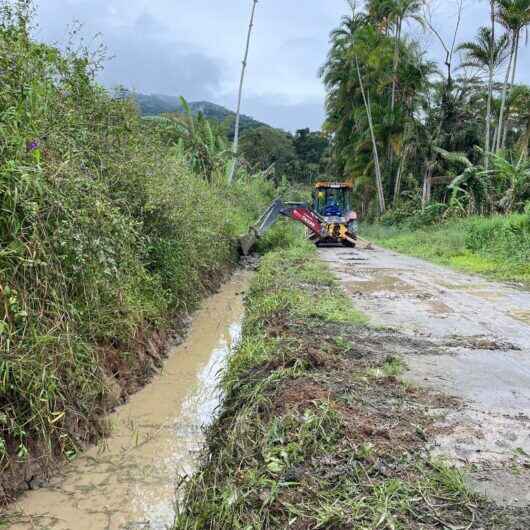 Prefeitura de Caraguatatuba limpa vala no Pegorelli para melhorar escoamento de água
