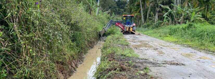 Prefeitura de Caraguatatuba limpa vala no Pegorelli para melhorar escoamento de água