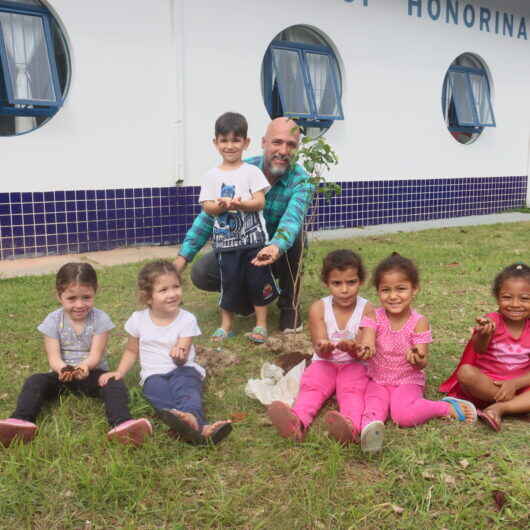 Dia da Árvore: cerca de 40 mudas são doadas para plantio em escolas de Caraguatatuba