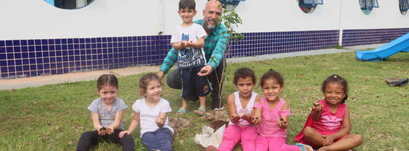 Dia da Árvore: cerca de 40 mudas são doadas para plantio em escolas de Caraguatatuba