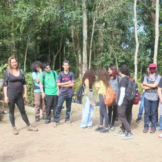 Viveiro Municipal de Caraguatatuba recebe alunos da escola estadual Alcides de Castro Galvão para visita técnica