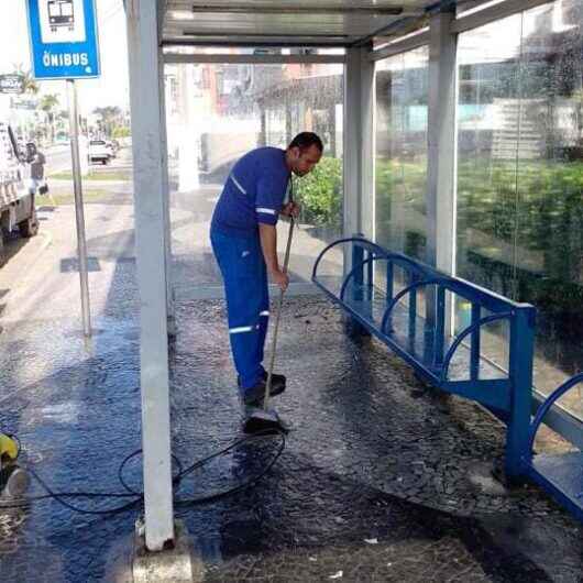 Prefeitura de Caraguatatuba segue com higienização de pontos de ônibus