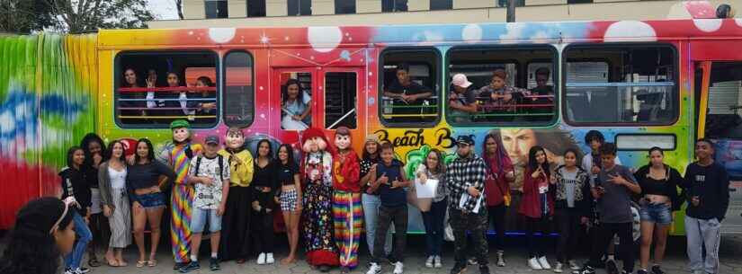 Dia do Adolescente em Caraguatatuba tem momento de descontração e convivência com ‘Ônibus Balada’