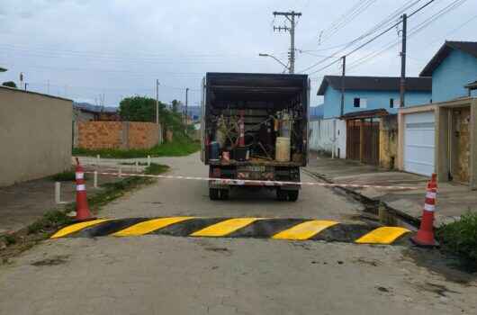 Prefeitura instala e revitaliza lombadas em diversas ruas de Caraguatatuba Prefeitura instala e revitaliza lombadas em diversas ruas de Caraguatatuba
