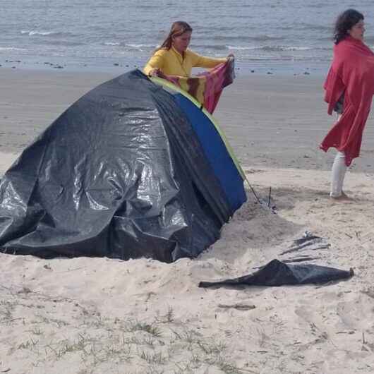 Polícia Militar e Prefeitura de Caraguatatuba removem barracas irregulares na Praia do Centro