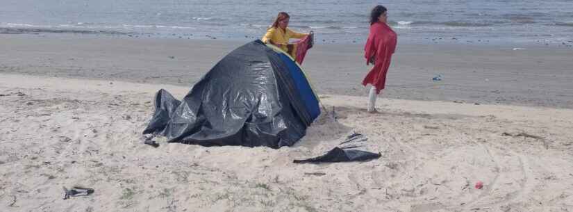Polícia Militar e Prefeitura de Caraguatatuba removem barracas irregulares na Praia do Centro