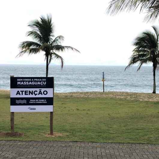 Orla do Massaguaçu recebe placas com alerta para ‘praia de tombo’