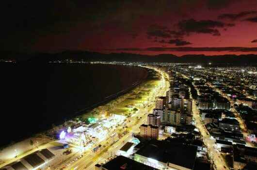 Prefeitura de Caraguatatuba conclui primeira fase da iluminação da orla da Praia do Centro Prefeitura de Caraguatatuba conclui primeira fase da iluminação da orla da Praia do Centro