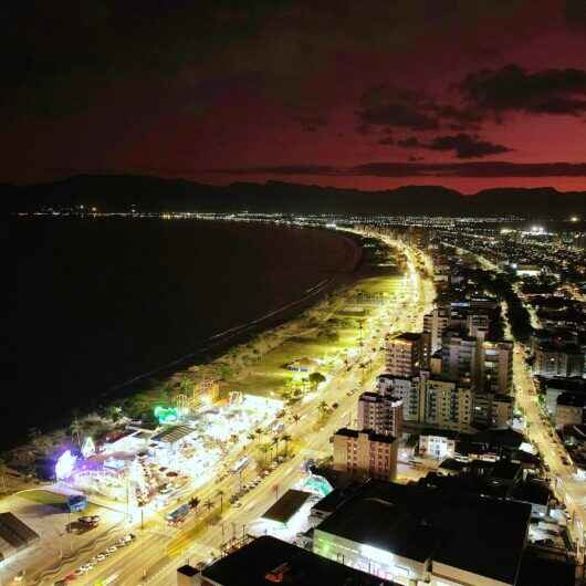 Prefeitura de Caraguatatuba conclui primeira fase da iluminação da orla da Praia do Centro