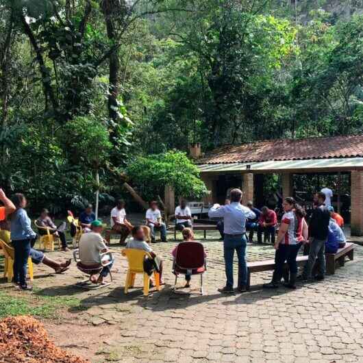 Horta leva saúde e integração para pessoas em situação de rua acolhidas em Caraguatatuba