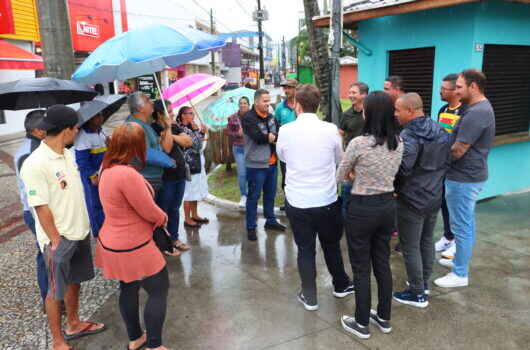 Prefeitura se reúne com ambulantes para adequação de energia elétrica em áreas públicas de Caraguatatuba