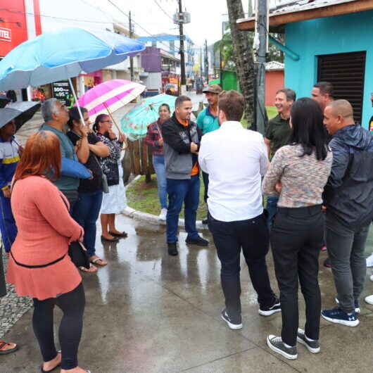 Prefeitura se reúne com ambulantes para adequação de energia elétrica em áreas públicas de Caraguatatuba