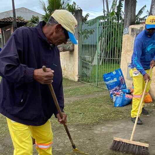 Bairros da Região Sul recebem serviços de limpeza e manutenção em Caraguatatuba