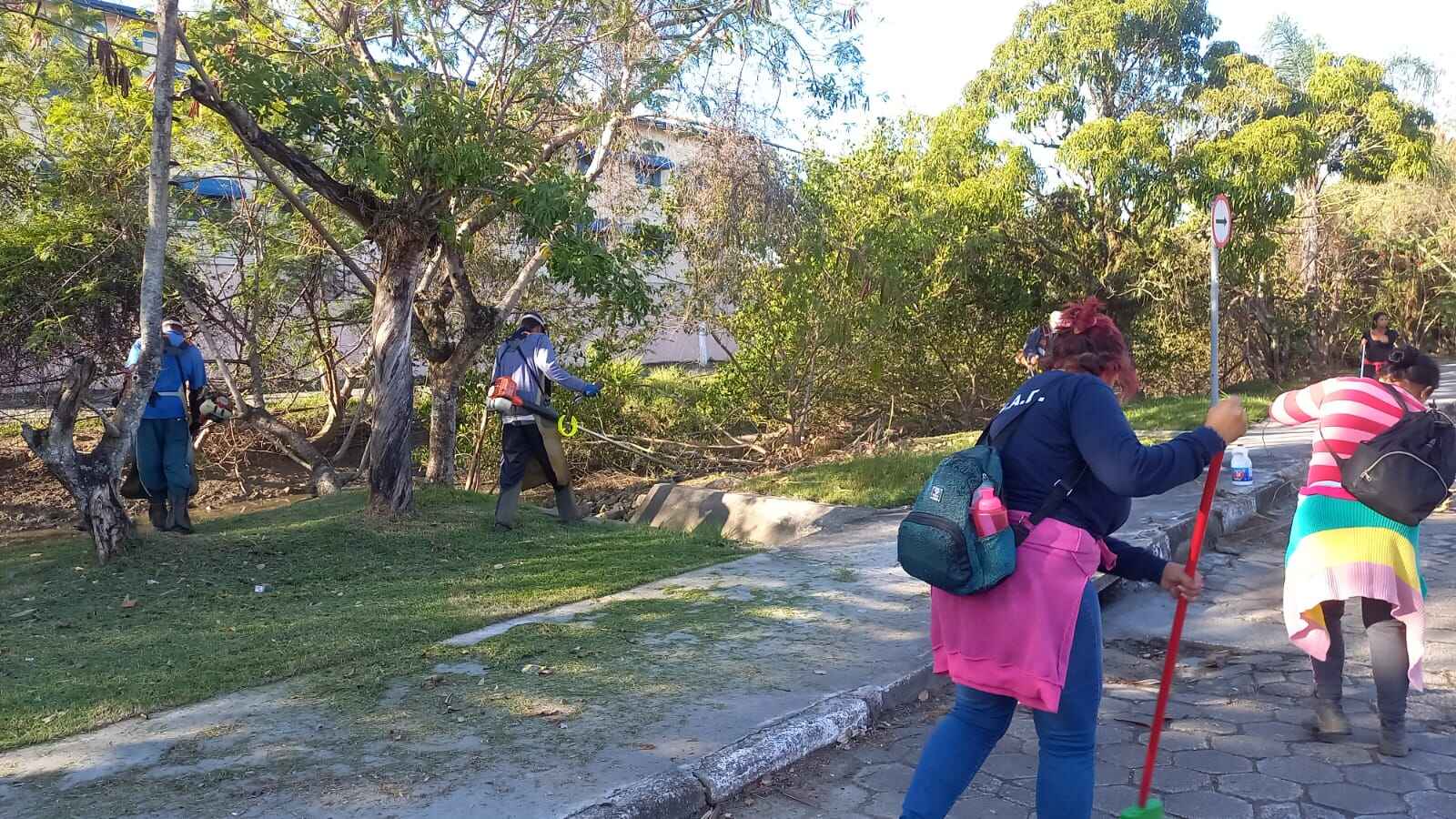 Tinga, Ponte Seca e Jardim Primavera recebem serviços de limpeza pela Prefeitura de Caraguatatuba