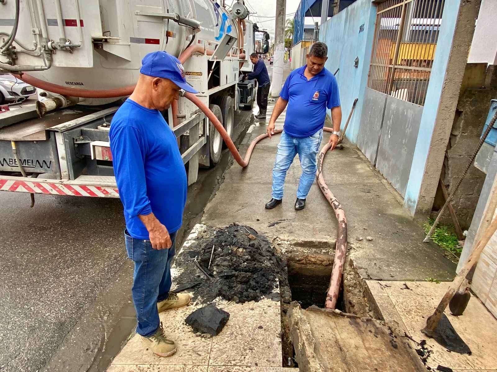 Mesmo na chuva, equipes garantem limpeza e manutenção na Região Sul de Caraguatatuba