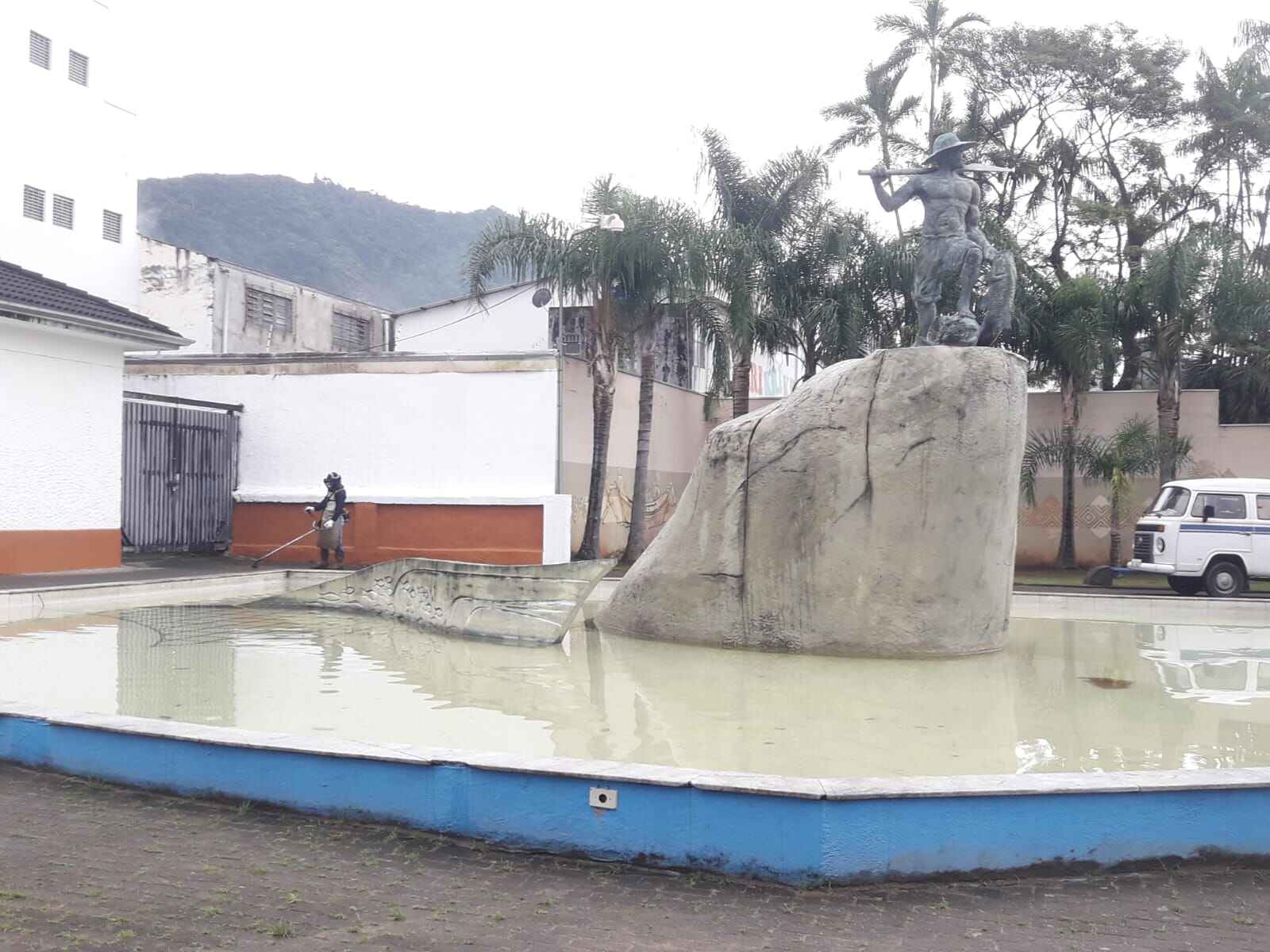 Itaúna, Aruan, Jardim Jaqueira e praças do Centro recebem limpeza em Caraguatatuba