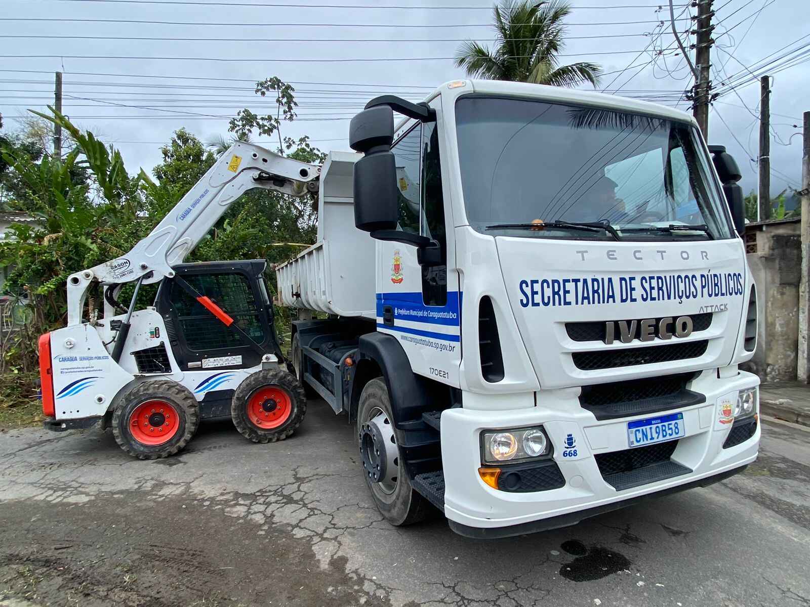 Bairros da Região Sul recebem serviços de limpeza e manutenção em Caraguatatuba