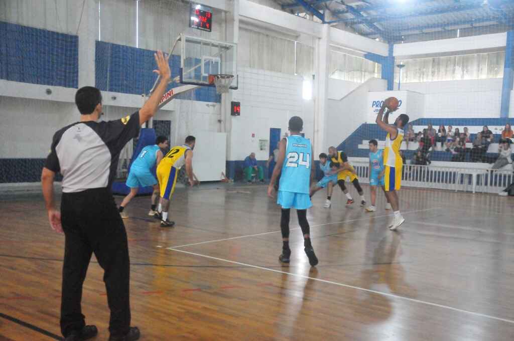 Caraguatatuba estreia com vitória na Copa Metropolitano de Basquete