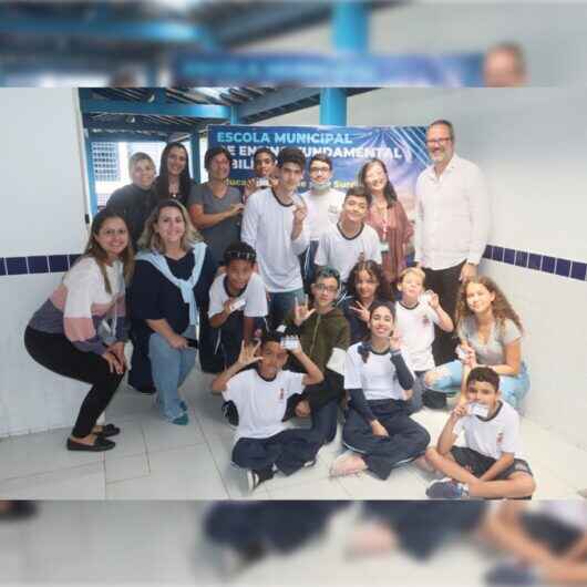 Setembro Azul: Alunos de escola municipal bilíngue recebem carteira de cultura da Sepedi que garante gratuidade em eventos
