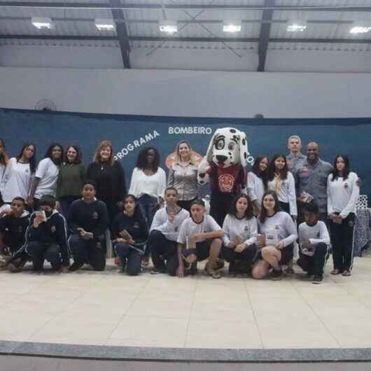Caraguatatuba forma mais 180 alunos no projeto Bombeiro Educador