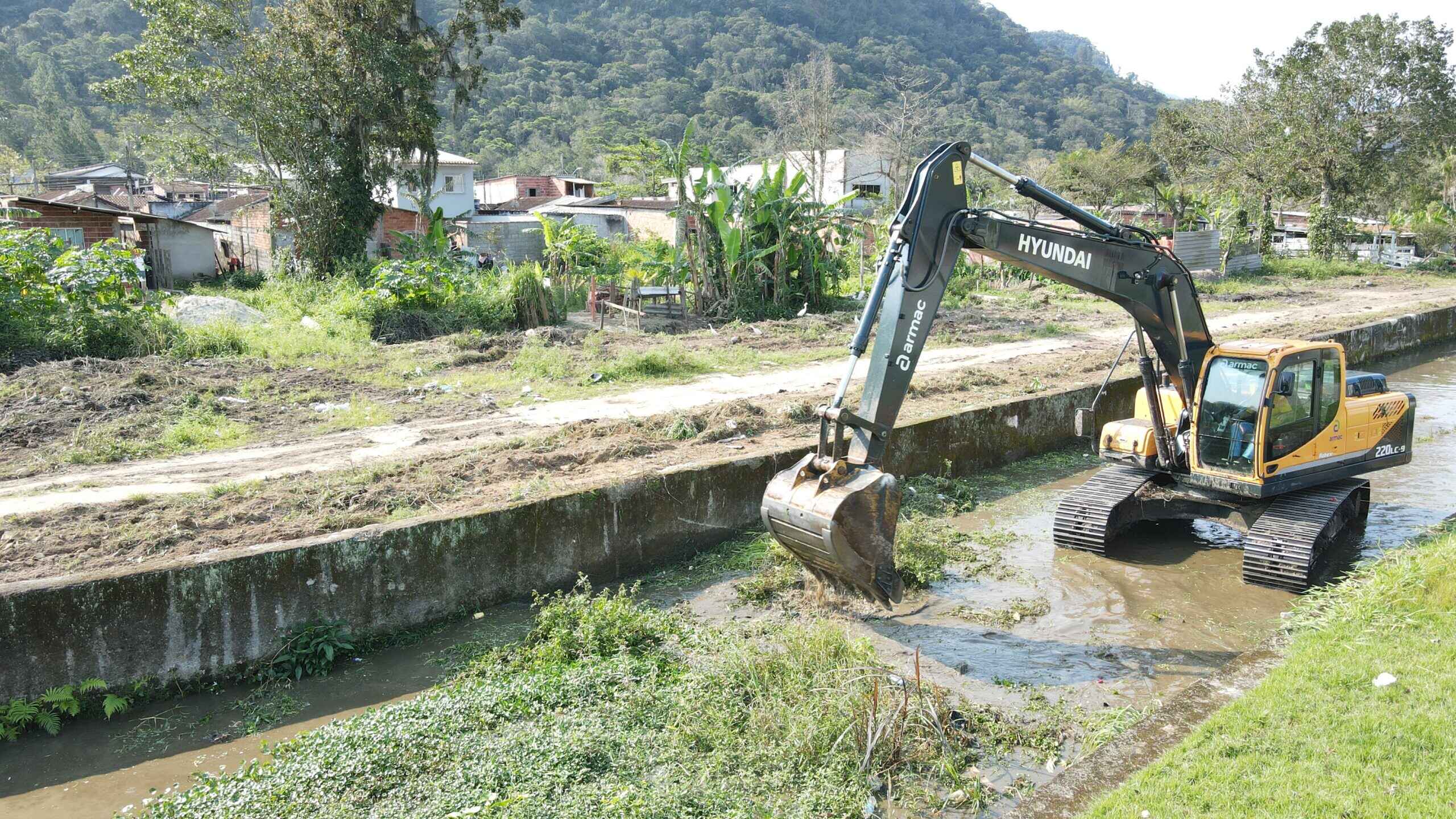 Prefeitura de Caraguatatuba realiza limpeza de rio que corta bairros do Olaria e Casa Branca