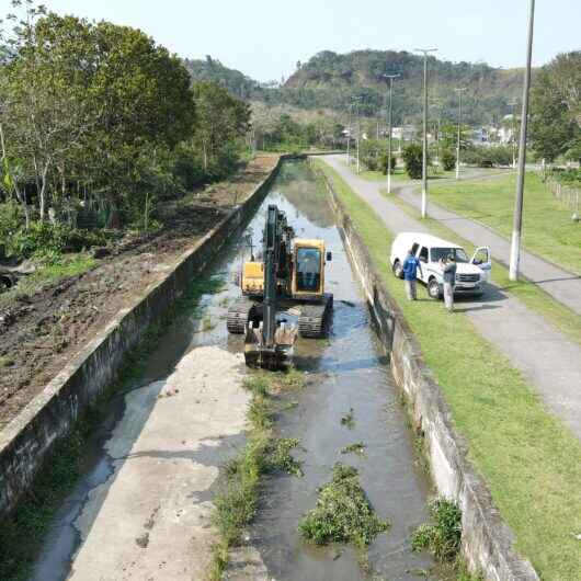 Prefeitura de Caraguatatuba realiza limpeza de rio que corta bairros do Olaria e Casa Branca