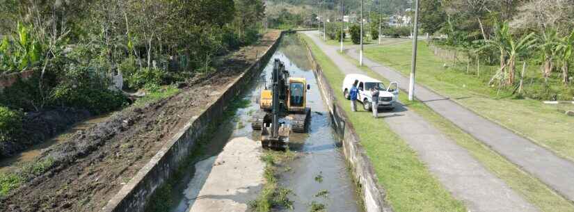 Prefeitura de Caraguatatuba realiza limpeza de rio que corta bairros do Olaria e Casa Branca