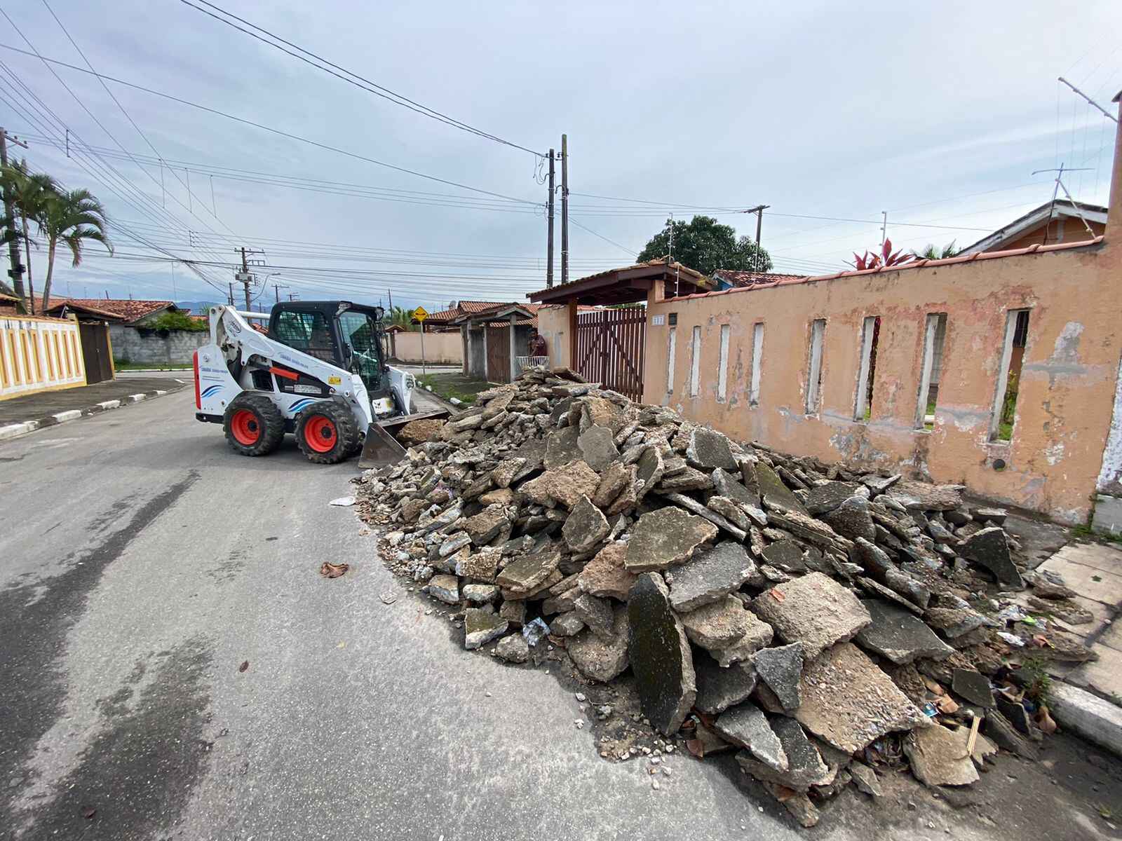 Prefeitura de Caraguatatuba realiza ações de manutenção e limpeza na Região Sul