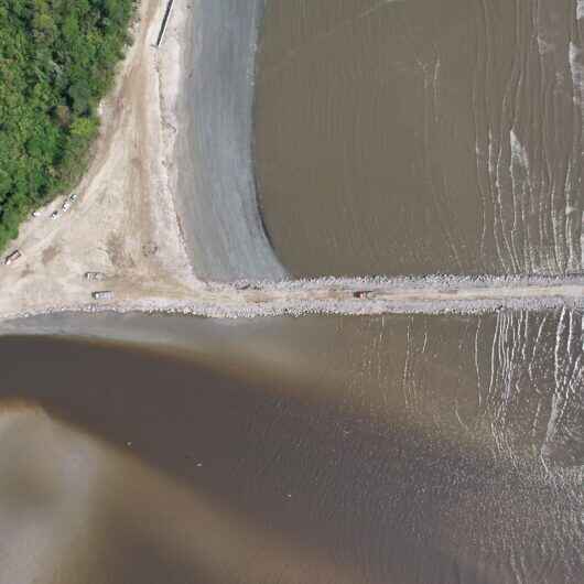 Prefeito de Caraguatatuba acompanha avanço das obras do Enrocamento do Rio Juqueriquerê